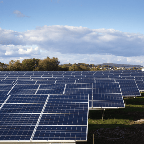 Solarfarm in ländlicher Landschaft